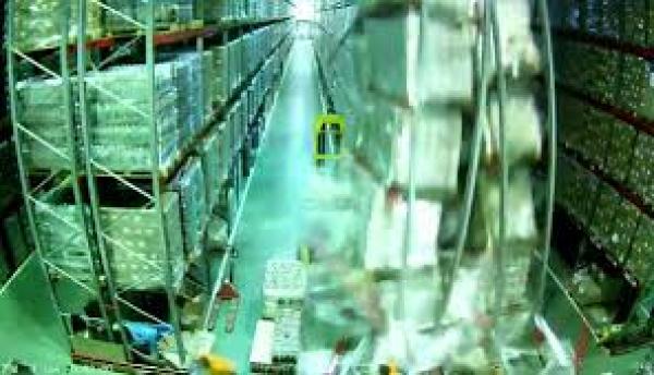 خطأ بسيط من سائق رافعة تسبب في انهيار مستودع كامل (فيديو)