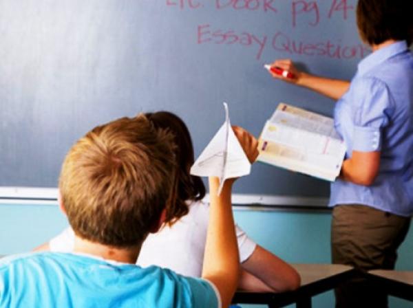 تربية آخر زمن ... تلميذ يرشق أستاذه بالغائط بمراكش