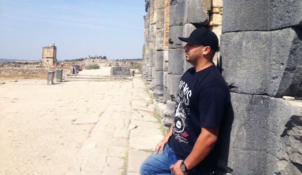 بالفيديو: : مشاكل " الزنقة " تدفع ملك الراب " مسلم " إلى الثورة مجددا على الواقع المعاش