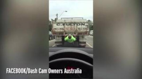 بالفيديو: سائق يمارس التمارين الرياضية تحت خلفية شاحنة