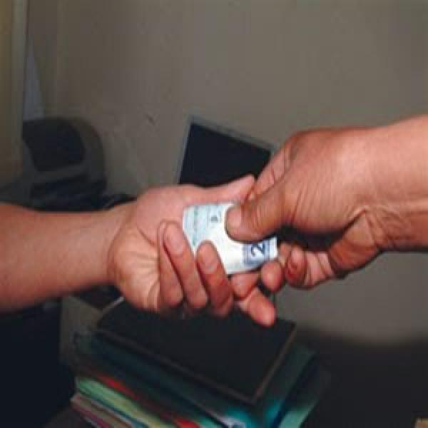 مصالح الأمن بالدارالبيضاء توقف شخصا حاول رشوة المحققين من أجل طي ملف تورط فيه مسير مقهى تروج الشيشة