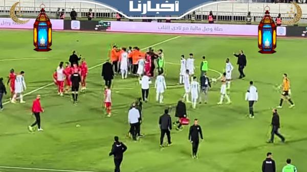 مشادة بين الحكم جيد ولاعبي الرجاء والوداد بعد نهاية المباراة