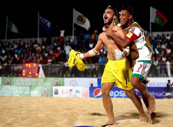 بالفيديو : المنتخب الوطني يتأهل لنصف نهاية كأس إفريقيا لكرة القدم الشاطئية و الحداوي الإبن نجم فوق العادة