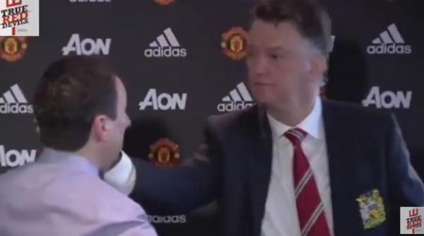 فان خال يوجه صفعة الوداع لصحفي