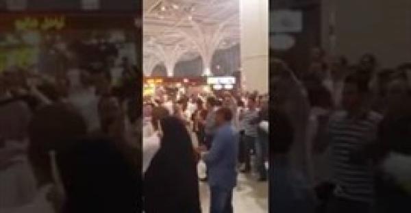 بالفيديو.. اعتقال عريس مصري حمل عروسه ورقص بها في مطار المدينة المنورة