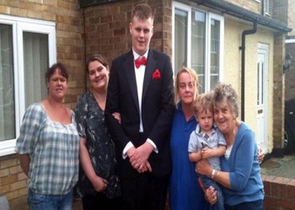 مرشح لأطول رجل فى العالم.. فتى يزداد طوله " 2.5 " سنتيمترا أسبوعيا