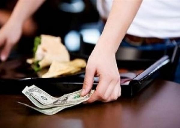 مطعم يقدم الوجبات للزبائن مقابل عمل ساعة