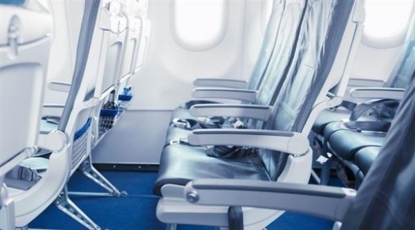 من له الحق في استخدام مسند الذراع الأوسط في الطائرة؟