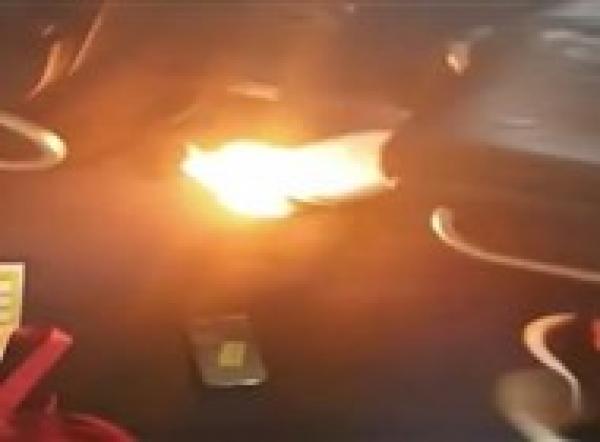 بالفيديو: هاتف ذكي يتسبب بإخلاء طائرة بعد انفجاره