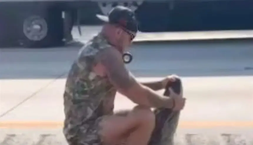 بطل حافي القدمين يُسيطر على تمساح ضخم وسط طريق سريع