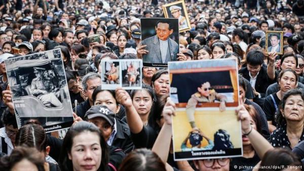 تايلاند تحذر التجار من رفع أسعار الملابس السوداء بعد وفاة الملك