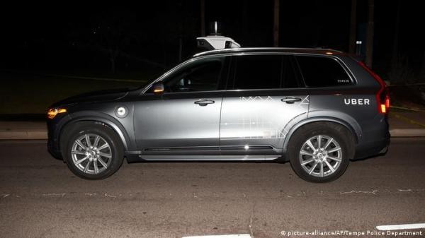 وسط ضحكات المارة..شرطي يوقف سيارة بدون سائق ليحرر لها مخالفة