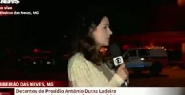 بالفيديو.. امرأة غاضبة تدفع مذيعة وتسقطها أرضا