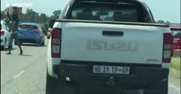 عملية نهب جماعي لشاحنة مقلوبة محملة بمسحوق الغسيل (فيديو)