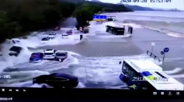 بالفيديو: فيضان نهر ضخم يجرف عددا من السيارات في الصين