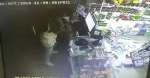 بالفيديو.. "اللص المؤمن"  يقبل مصحفا أثناء سرقة خزينة «سوبر ماركت»