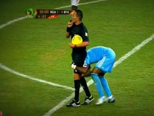 فاز بالبطولة .. فحاول حمل الحكم من شدة الفرح