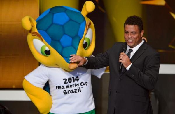 الظاهرة رونالدو يمازح نيمار في إعلان هواتف رائع (فـيديو)