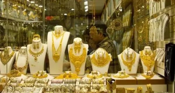 هكذا اقتحمت عصابة مسلحة محلا لبيع المجوهرات بشاطئ برشلونة(فيديو)