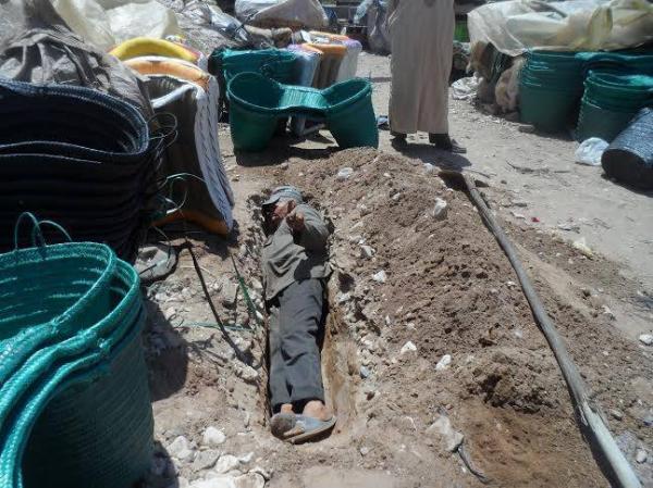 لهذا السبب تجار حفروا قبورهم مهددين بإحراق ذواتهم