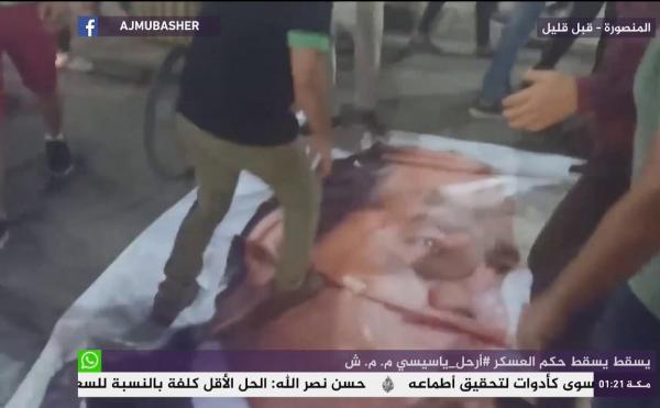 متظاهرون يسقطون صورة الرئيس السيسي بمدينة المنصورة