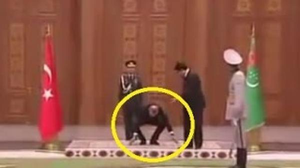 للمرة الثانية أردوغان يرفع علم بلاده من على الأرض