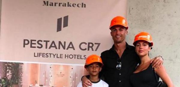 "رونالدو" بمعية "الجيلالي" ورفيقته يصلون إلى مراكش لافتتاح مشروعه الجديد (صور)
