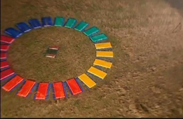 بالفيديو: فنان ألماني يرسم لوحاته باستخدام طائرة مروحية