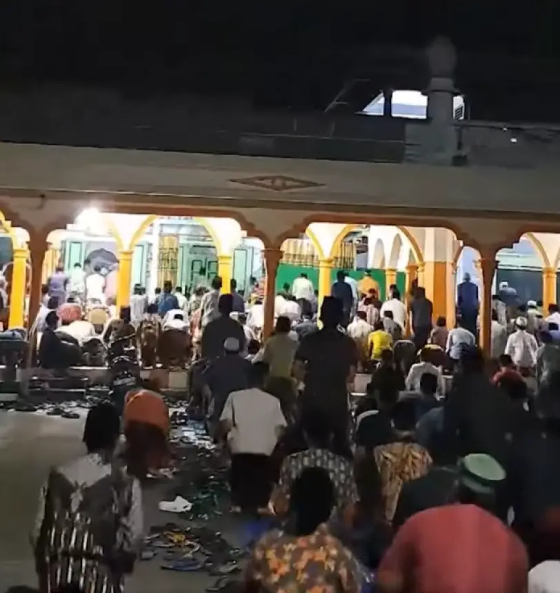 23 ركعة في 10 دقائق فقط.. شاهد أغرب صلاة للتروايح في العالم(فيديو)