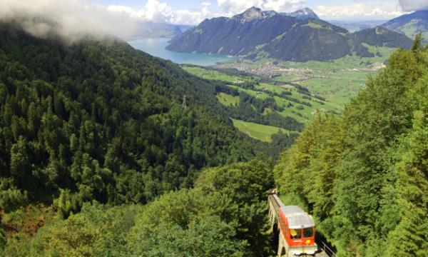 سويسرا تُدشن أكثر قطار جبلي انحدارًا في العالم أواخر 2014