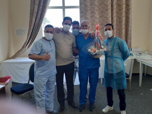 لحظات مفرحة ... الأطباء يكرمون أكبر ممرض متطوع بعد علاج جميع مرضى كورونا بمستشفى ميداني بطنجة