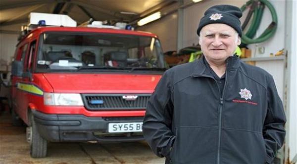 تعرف على المسن الذي يزاول عشرين عملاً