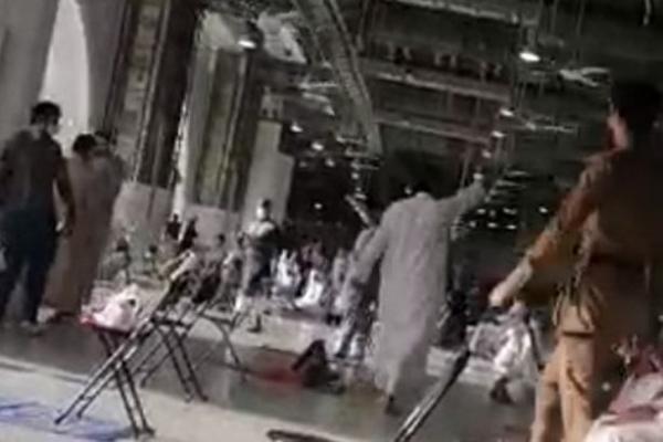 بالفيديو..."داعشي" مسلح يثير الرعب داخل الحرم المكي ويصرخ مرددا شعارات "إرهابية" والأمن السعودي يتدخل