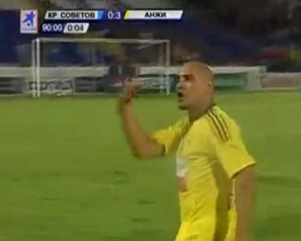 مشجع روسي يلقي موزة على النجم البرازيلي روبرتو كارلوس