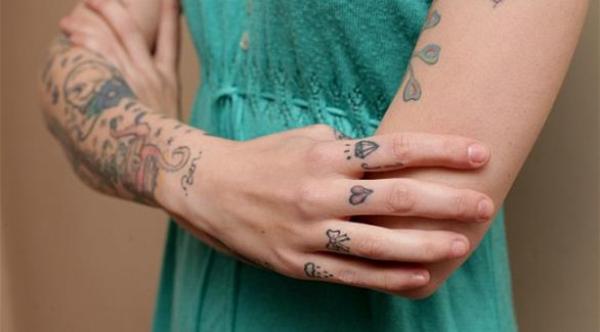 معلمة تطرد في يوم عملها الأول بسبب "الوشوم"