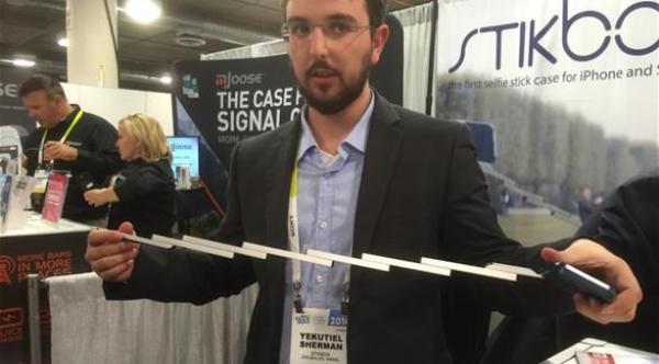 بالصور: أول غطاء وعصا سيلفي معاً للهواتف الذكية