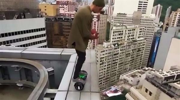 بالفيديو: مغامر يركب السكوتر ويلعب كرة السلة على حافة ناطحة سحاب