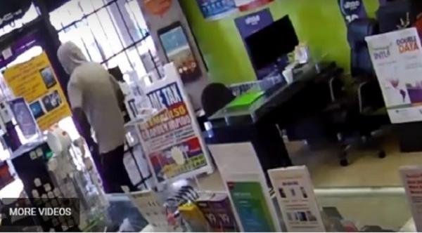 بالفيديو: شاهد كيف احتجزت موظفة لصاً داخل متجرها