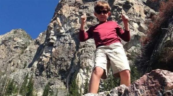 يعيش حياة طبيعية رغم إزالة جزء كبير من دماغه