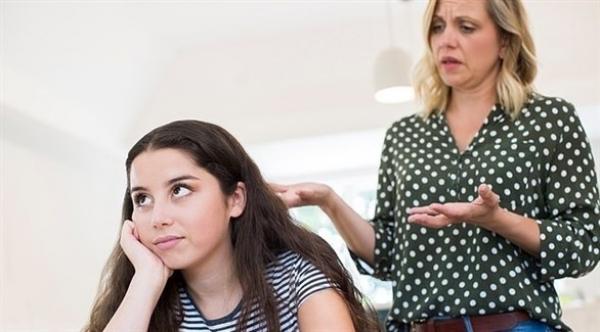 امرأة تزيل باب غرفة نوم ابنتها عقاباً لها على اختراق حسابها على إنستغرام