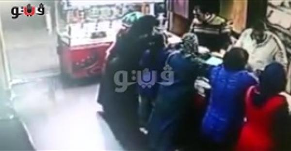 بالفيديو : صاحب محل ذهب يصفع فتاة لمحاولتها السرقة