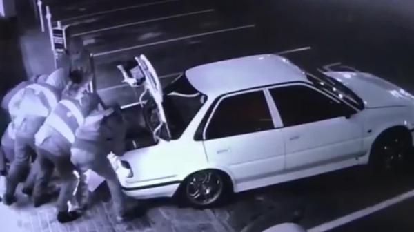 بالفيديو:سرقوا خزنة نقود.. وفشلوا في نقلها