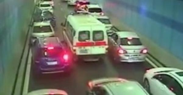 شاهد.. كيف يتصرف السائقون أثناء عبور سيارة إسعاف على الطريق في الصين