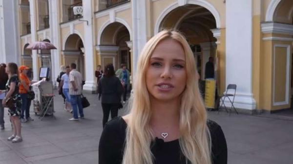 ناشطة روسية تهاجم الرجال بمبيض الملابس (فيديو)