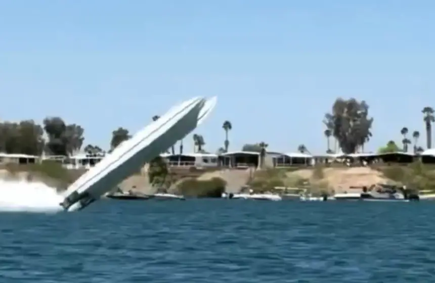 بالفيديو..قارب يطير في الهواء بسرعة 200 ميل ويتحطم بشكل مروع