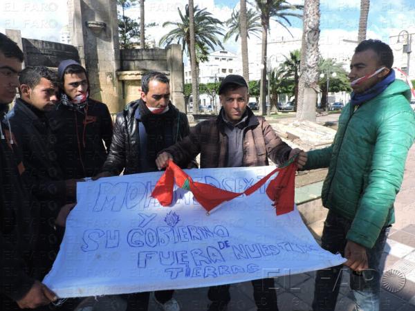 خطير....مغاربة يقدمون على تمزيق العلم الوطني ويحاولون إحراقه بمليلية المحتلة