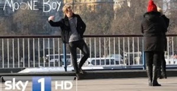 بالفيديو.. رد فعل المارة على شاب يلتقط صورا مع «صديق وهمى»