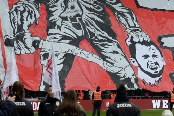 بالفيديو : جماهير ستاندار لييج تهدد لاعبها السابق ديفور بتيفو "داعشي" 