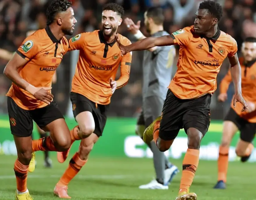 نهضة بركان يضع قدماً في نهائي كأس الكونفدرالية برباعية نظيفة أمام قسنطينة الجزائري