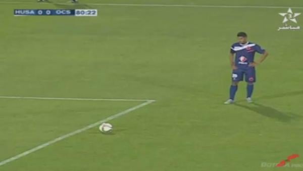 معلق الرياضية يسخر بطريقة "مستفزة" من تنفيذ ركلة حرة لأولمبيك آسفي